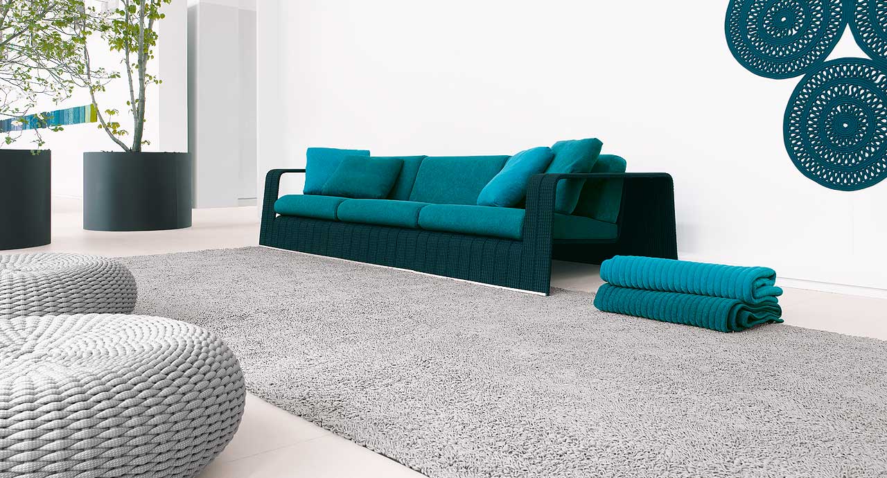 Лосинах диваны. Paola lenti ковры. Ковер у дивана. Диван цвет морской волны. Коврик перед диваном.
